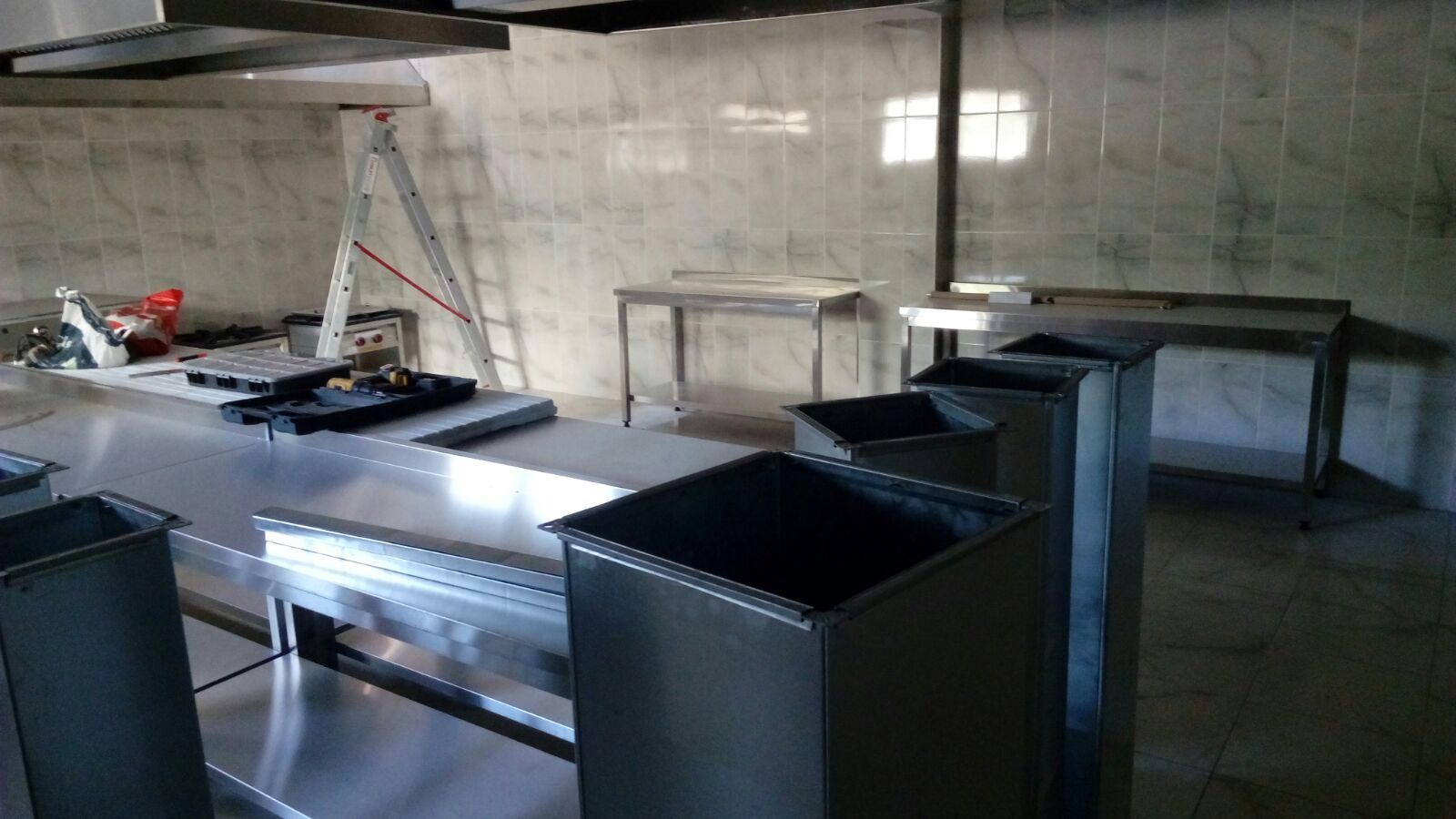   İnox endüstriyel mutfak krom pişirme ocağı ve krom duvar tipi davlumbaz , havalandırma sistemi bağlantısı Ankara Ostim İvedik 0549 549 76 09